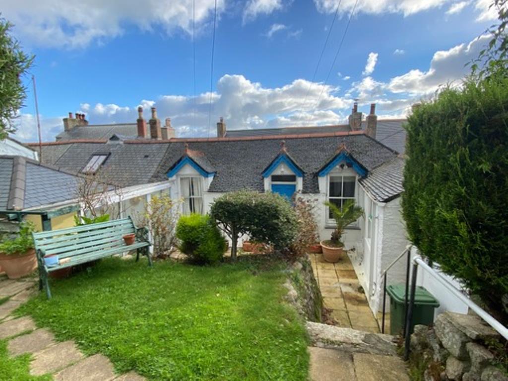 Lot: 130 - CHARACTER COTTAGE WITH GARDEN IN EXTREMELY SOUGHT AFTER LOCATION -